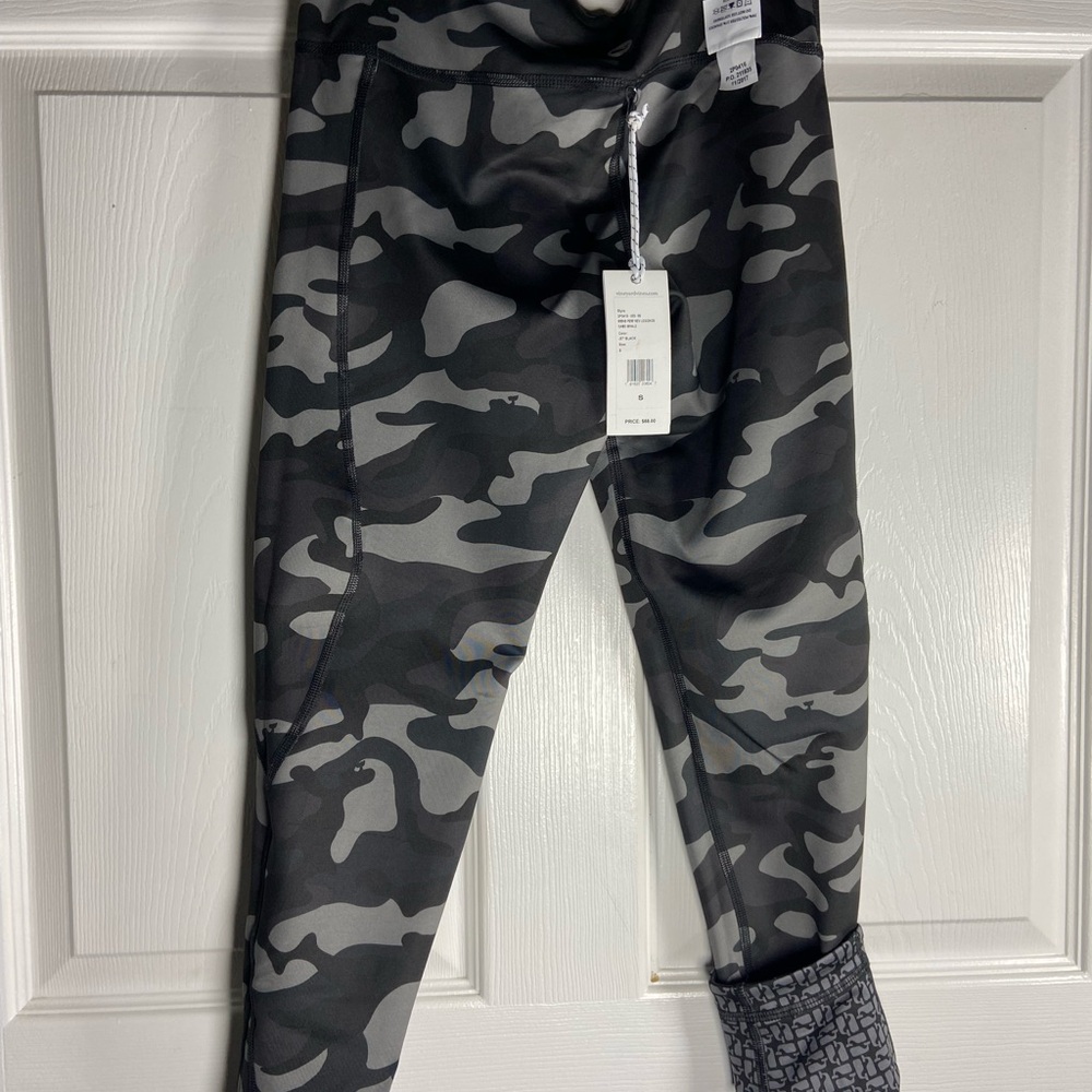 Vineyard Vines Black and Gray Patterned reversible camo Leggings size small NWT